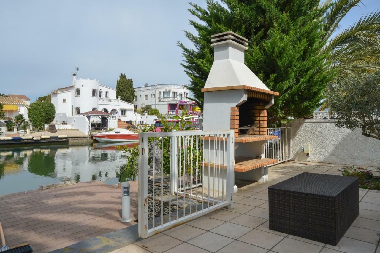 Villa Requesens On Canal 艾姆布里亚布拉瓦 外观 照片
